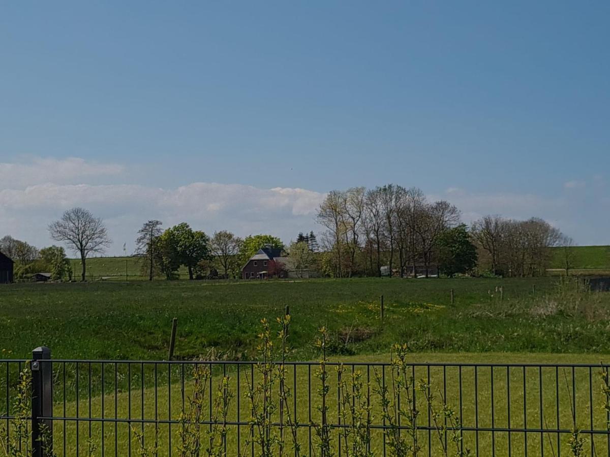 Watt'N Blick - Hundefreundliches Ferienhaus Mit Ausblick Ueber Die Wiesen Bis Zum Deich Schweiburg Exterior foto