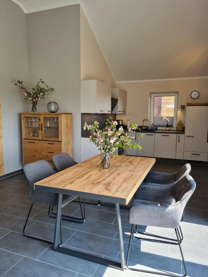 Watt'N Blick - Hundefreundliches Ferienhaus Mit Ausblick Ueber Die Wiesen Bis Zum Deich Schweiburg Exterior foto